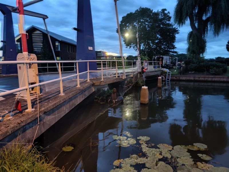 op een zomernacht hangt er een net onder een brug